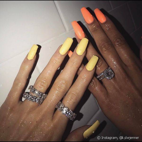 No Instagram, Kylie Jenner publicou uma foto das unhas amarelas em tom pastel, ao lado de Heather Sanders, que apostou no esmalte laranja (Foto: Instagram @kyliejenner)
